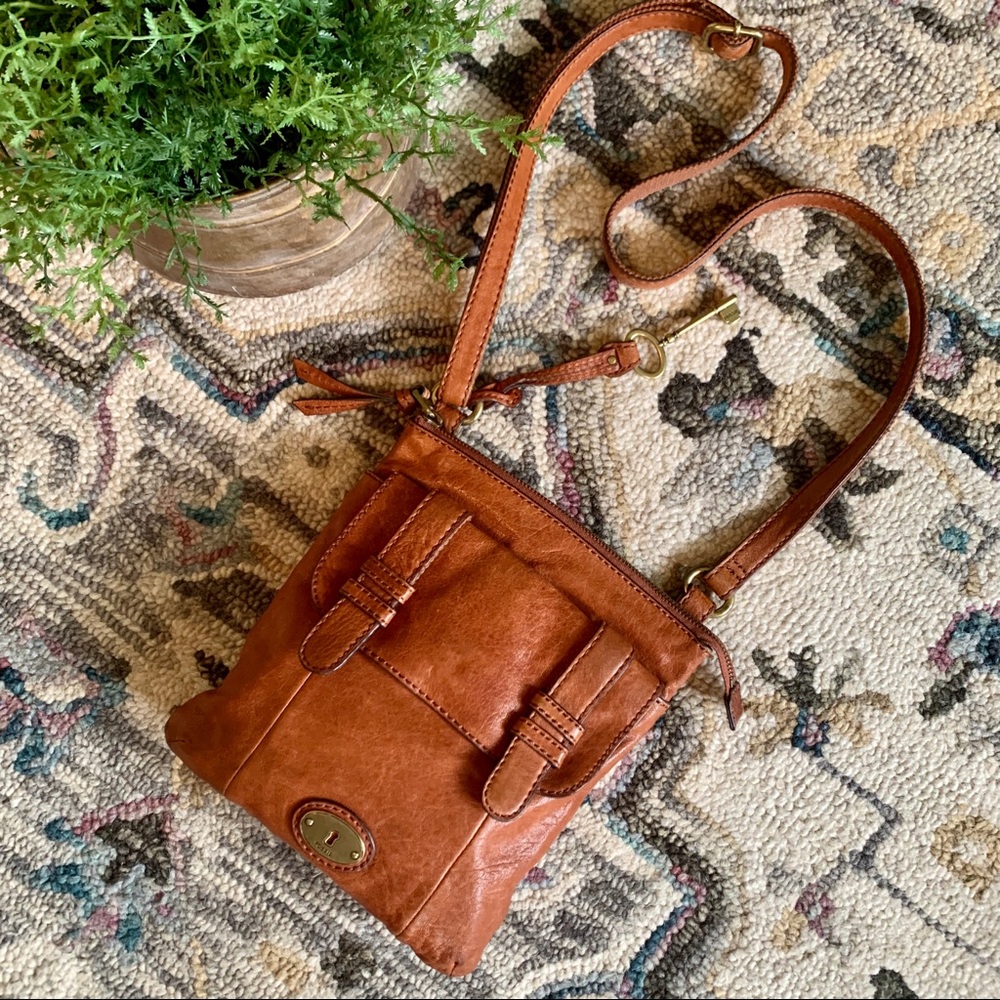 ✨SOLD✨Vintage Fossil Maddox crossbody bag.